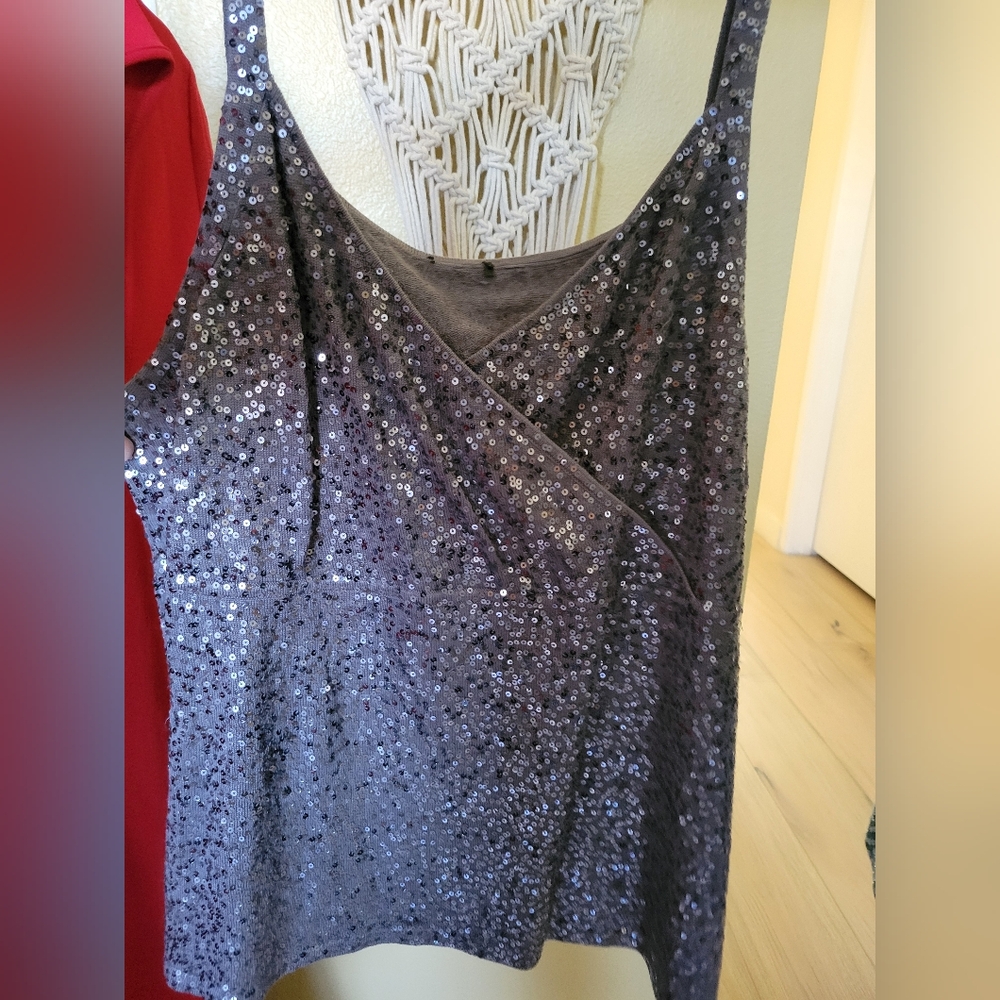 Squin v neck going out top